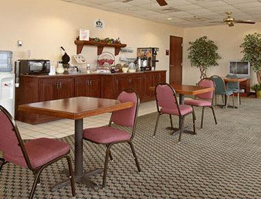Super 8 By Wyndham Indianola Hotel Exterior photo